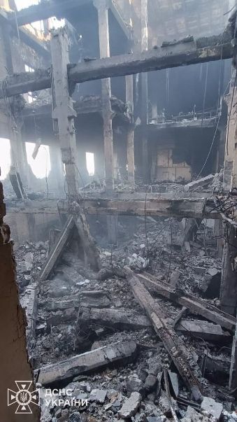 Людей, яки могли опинитися під завалами, шукають рятувальники з кінологами.