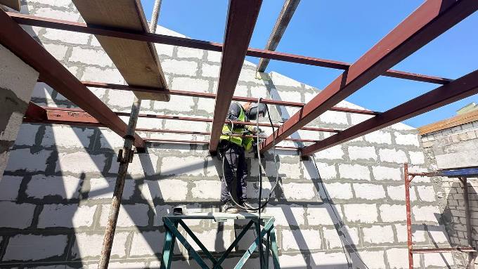У Харкові відновлюють житловий будинок у Київському районі після обстрілу