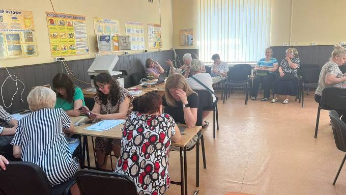 У Харкові мобільні ЦНАПи допомагають постраждалим від обстрілу оформити виплати