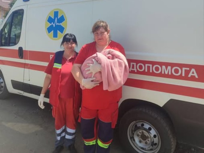 На Харківщині дівчинка народилась у кареті швидкої допомоги