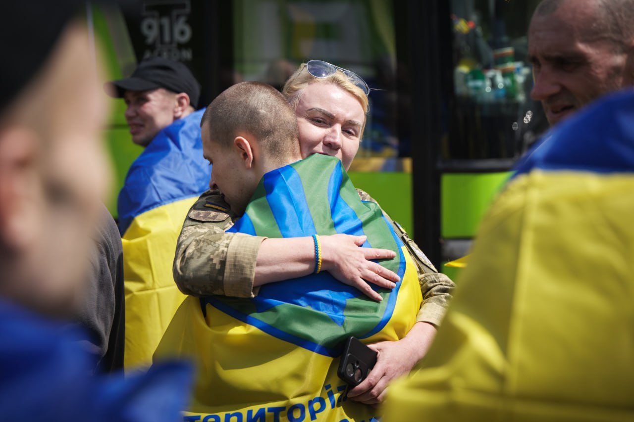 В Україну повернули тяжкопоранених військових із російського полону