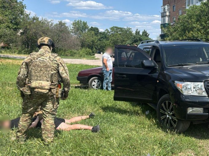На Харківщині затримали двох вимагальників, які шантажували чоловіка через неіснуючий борг