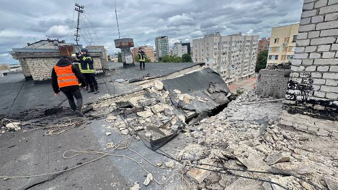  Аварійні роботи в девʼятиповерхівці Харкова після обстрілу 7 червня