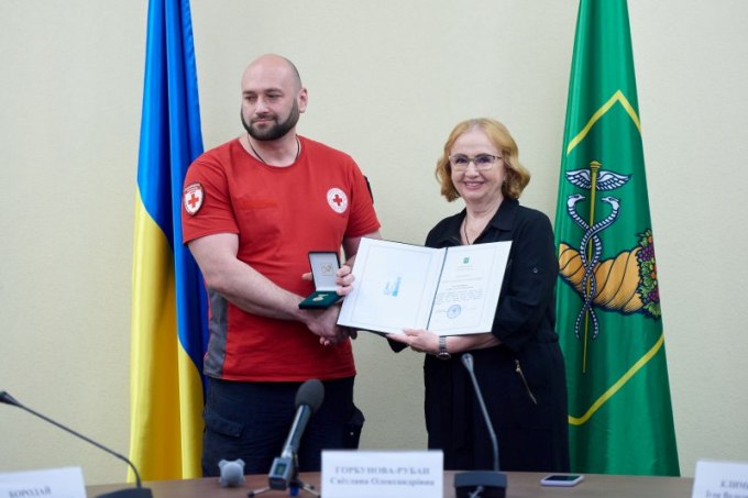 У Харкові нагородили волонтерів Червоного Хреста за ліквідацію наслідків обстрілів