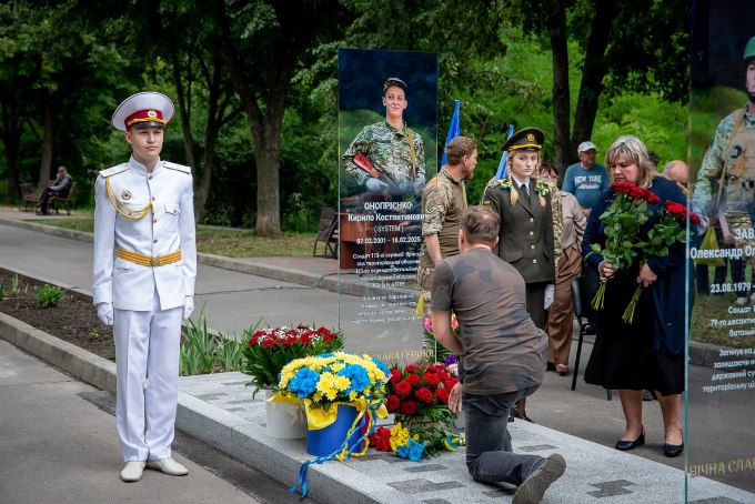 стели на честь загиблих захисників Онопрієнка та Якимова
