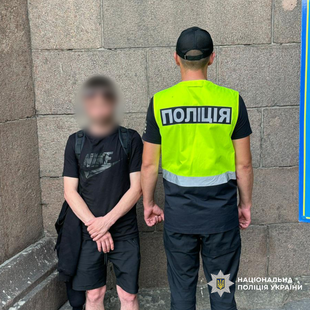 У Харкові розшукали чоловіка, який вчинив хуліганські дії біля відділку поліції