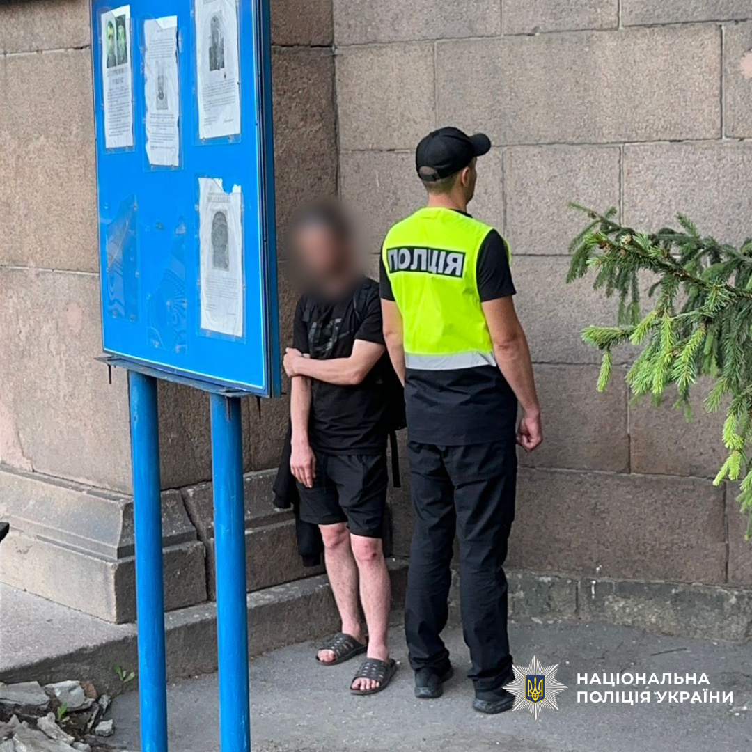 У Харкові розшукали чоловіка, який вчинив хуліганські дії біля відділку поліції