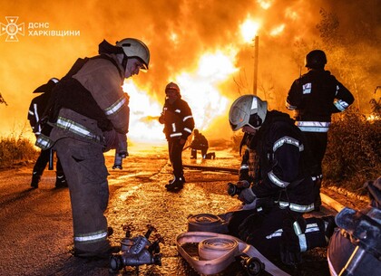 Рятувальники показали кадри гасіння пожежі в Чугуєві, що виникла після ворожого обстрілу