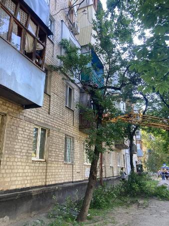Комунальники «Харківзеленбуду» прибрали дерева після нічної атаки в Харкові