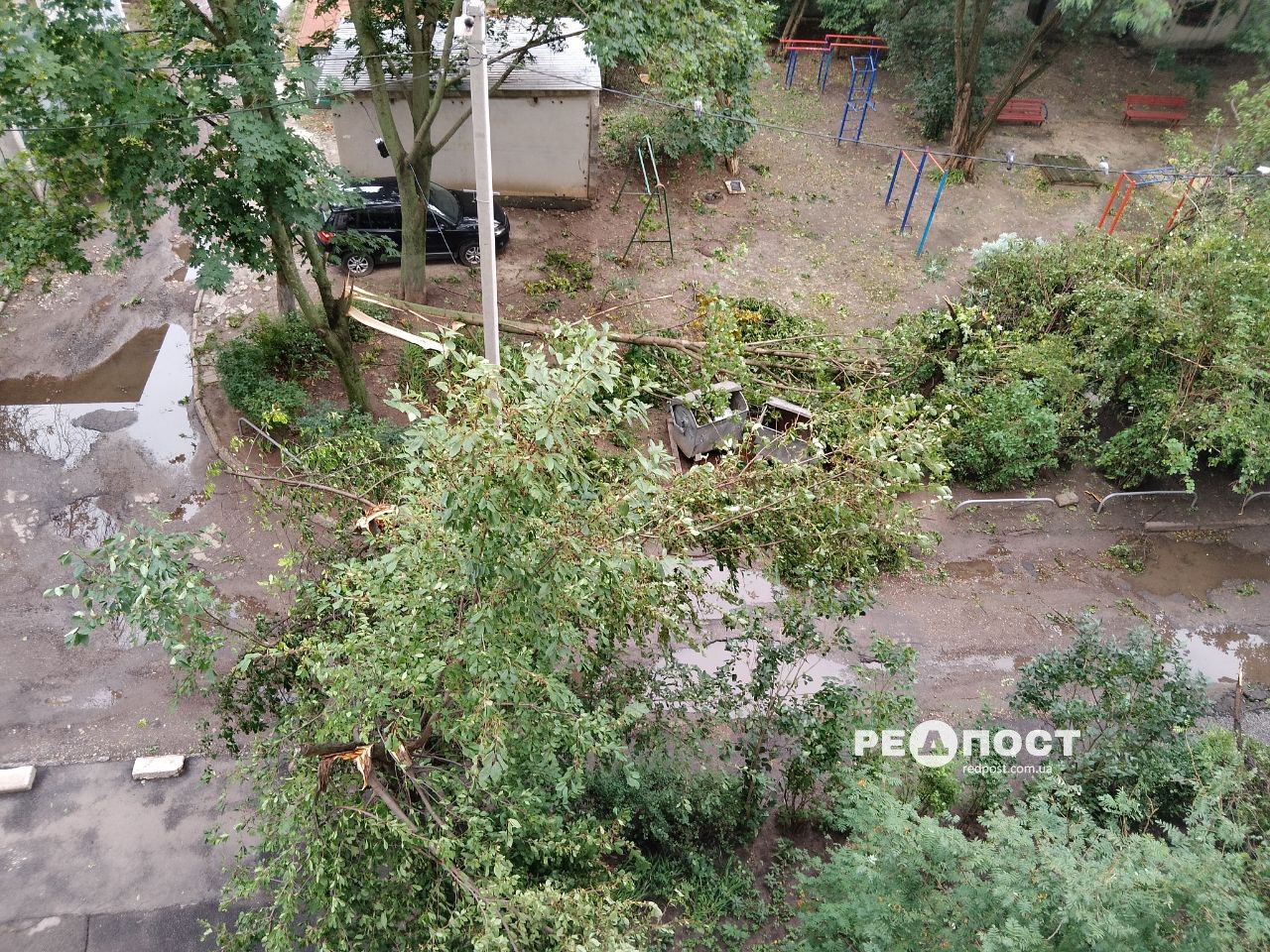 Усувають наслідки буревію у місті: Новини Харкова