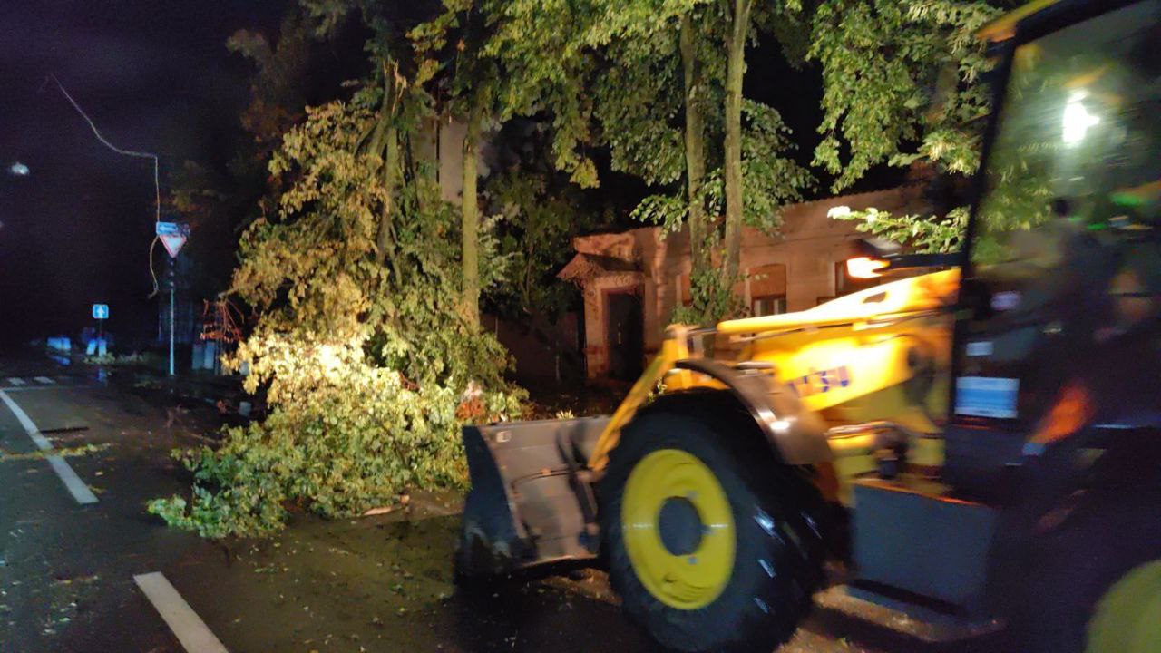 Усувають наслідки буревію у місті: Новини Харкова