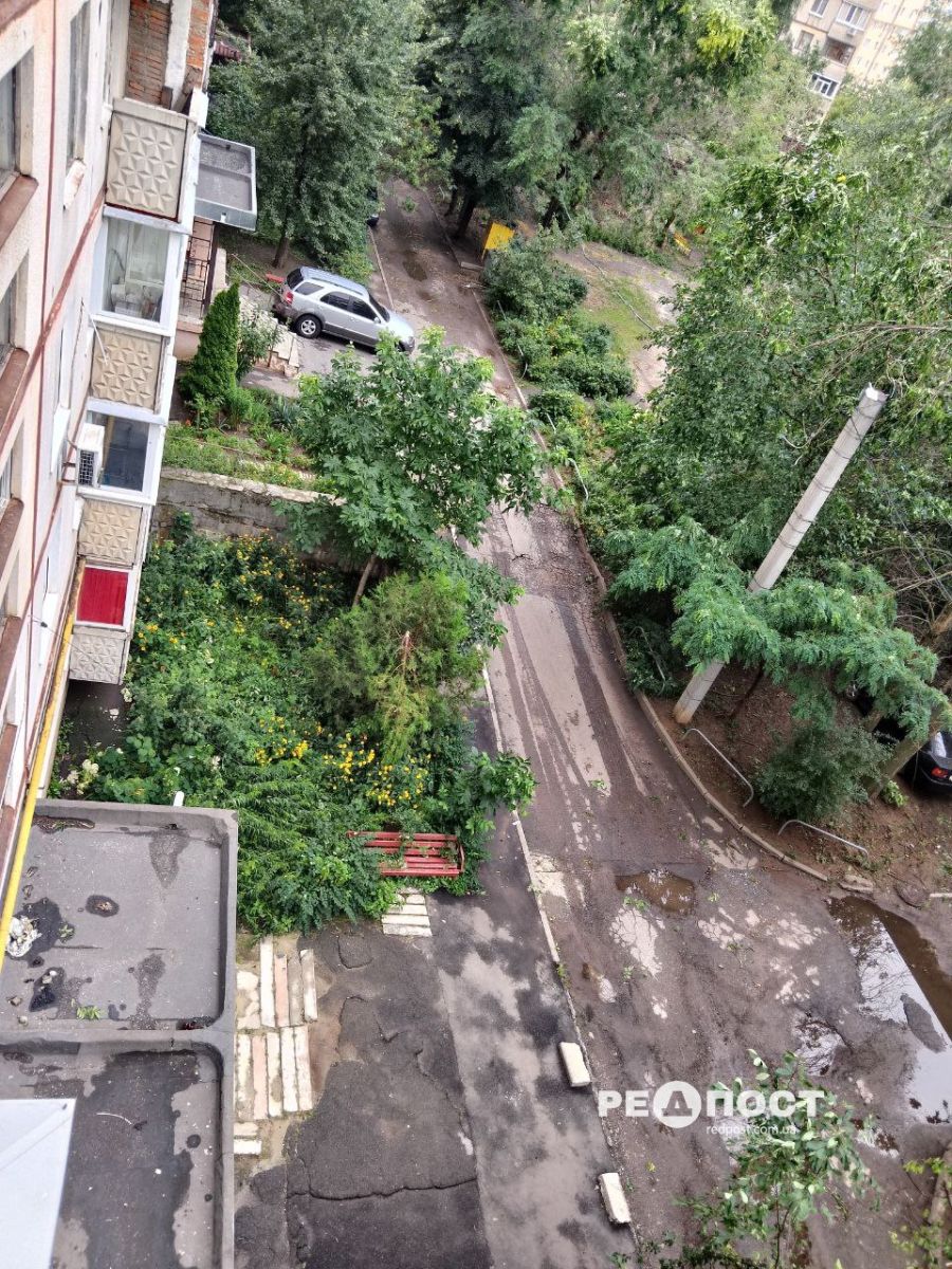 Усувають наслідки буревію у місті: Новини Харкова