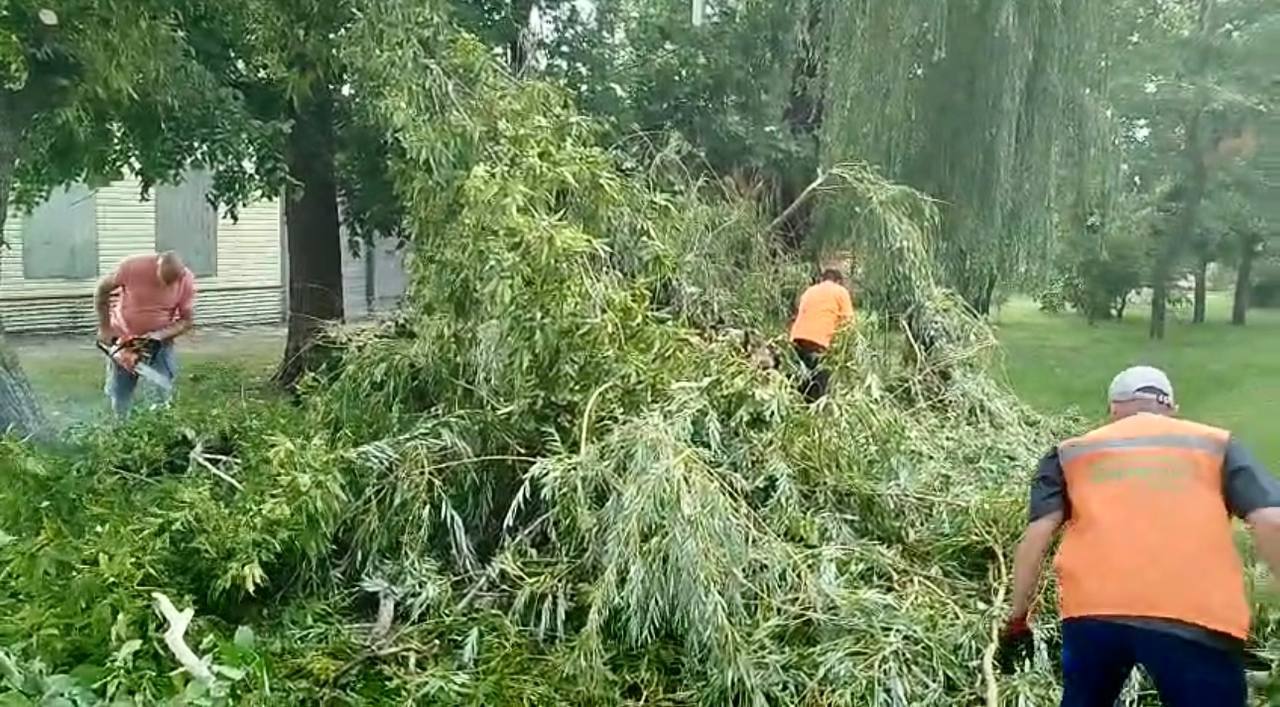 Впорядковують приватний сектор після буревію комунальники: Новини Харкова
