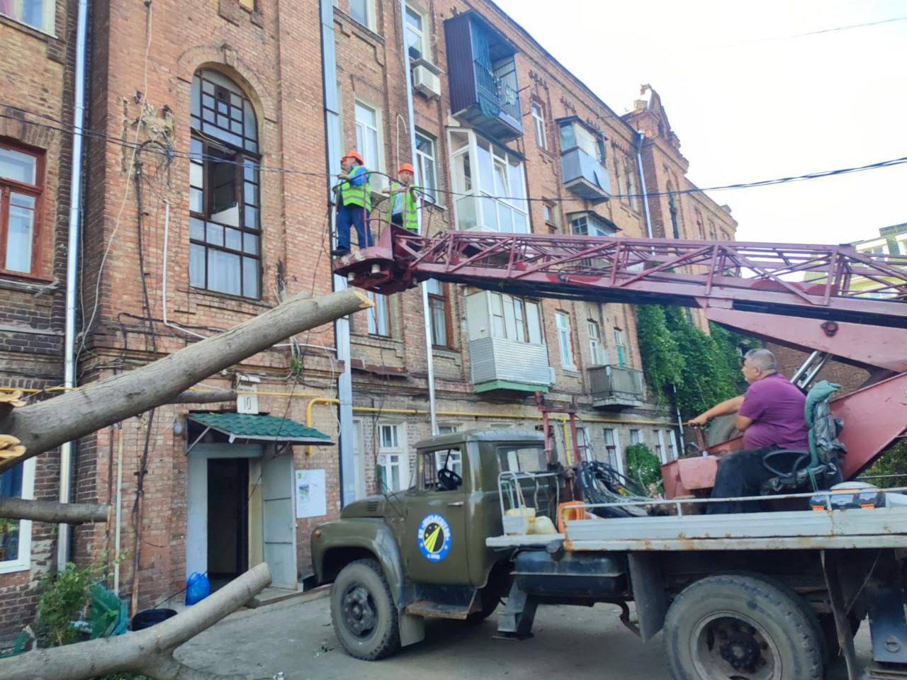 У Харкові відновлюють покрівлі та електромережі після негоди