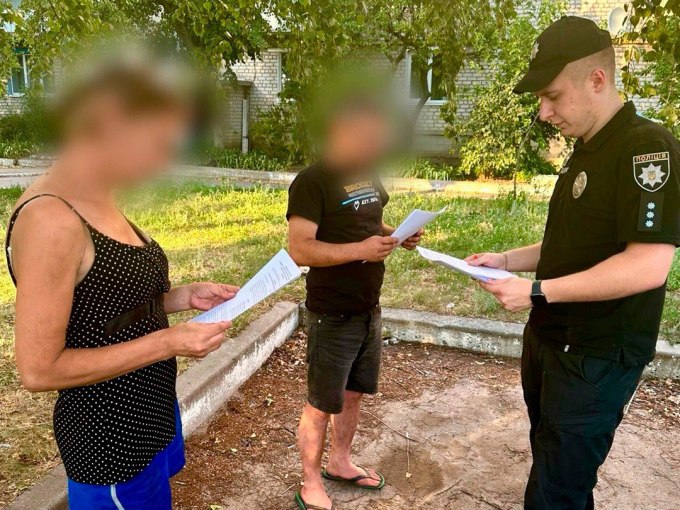 Новини Харкова: На Ізюмщині двоє осіб зняли 23 тисячі гривень з картки знайомого