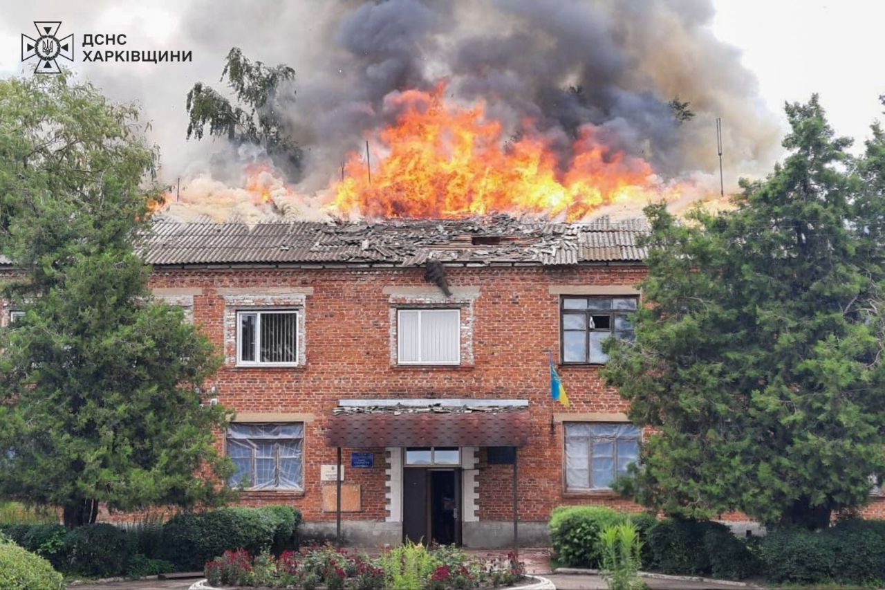 Загасили маштабну пожежу, спричинену ударом дрона росіян, вогнеборці: Новини Харкова
