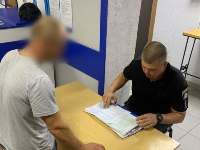 У Харкові чоловік погрожував жінці в присутності дитини