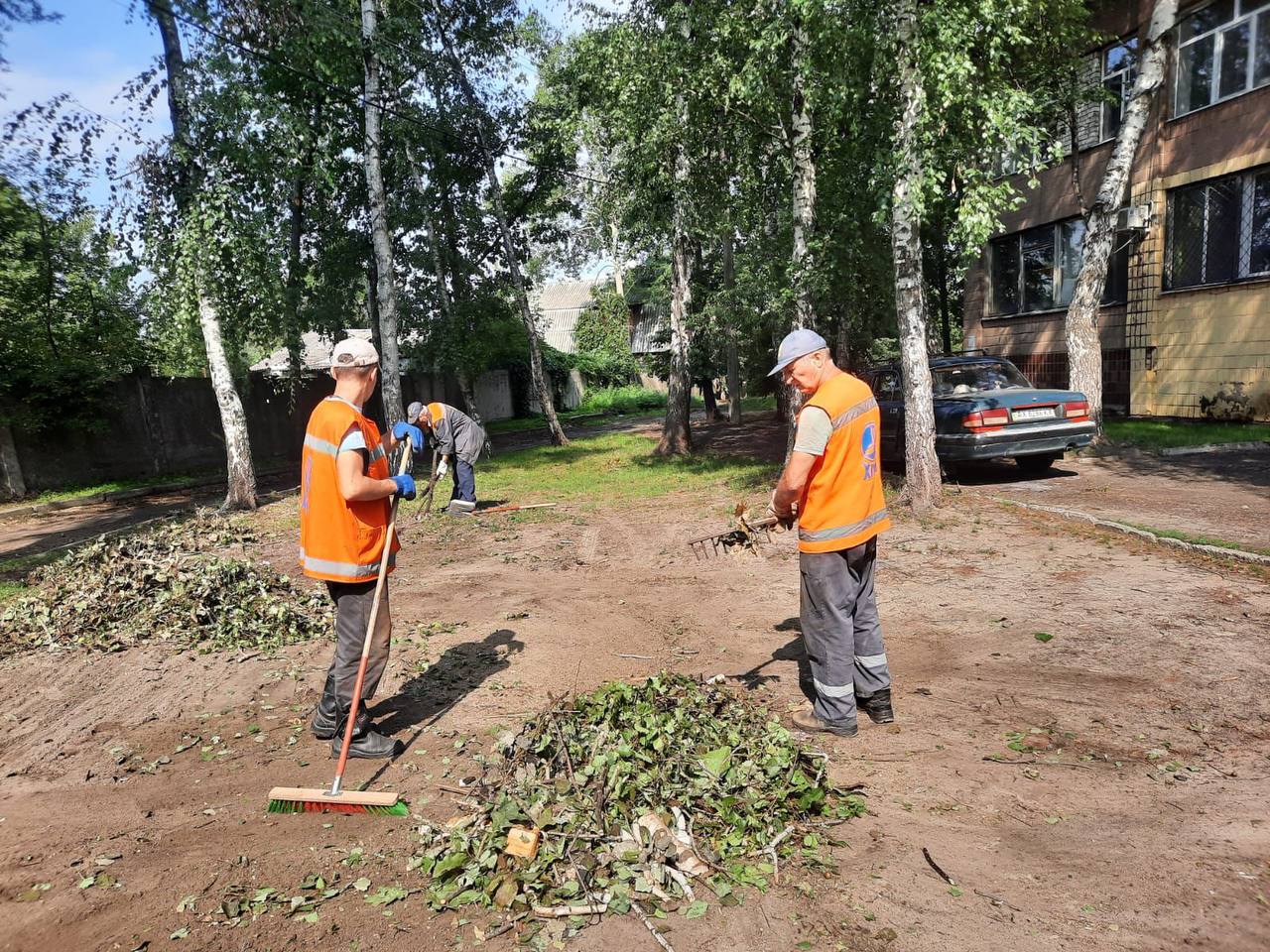 Усувають наслідки буревію комунальники міста: Новини Харкова