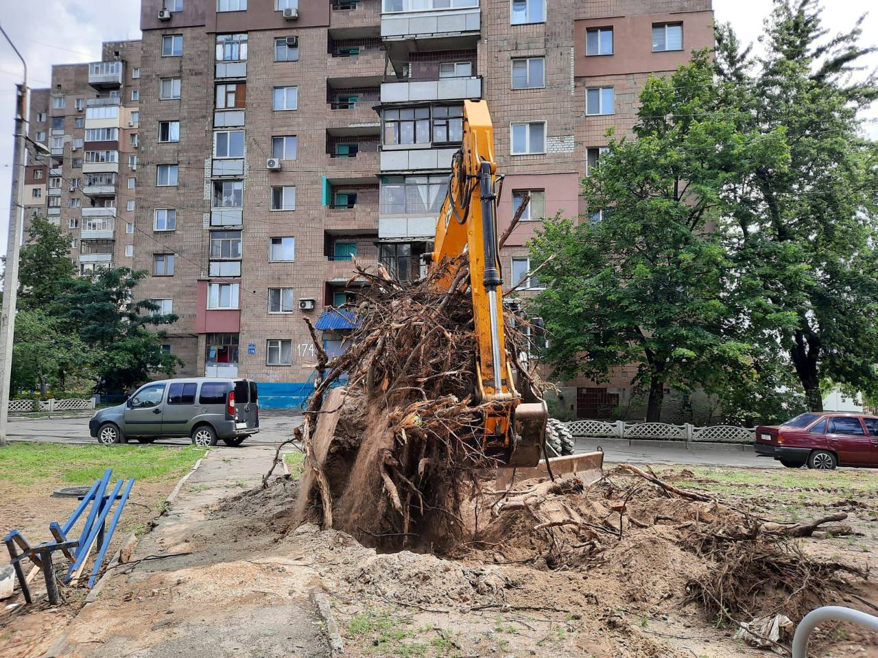 Усувають наслідки буревію комунальники міста: Новини Харкова