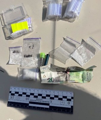 У Харкові в авто жінки знайшли 20 пакетів із кристалічною речовиною