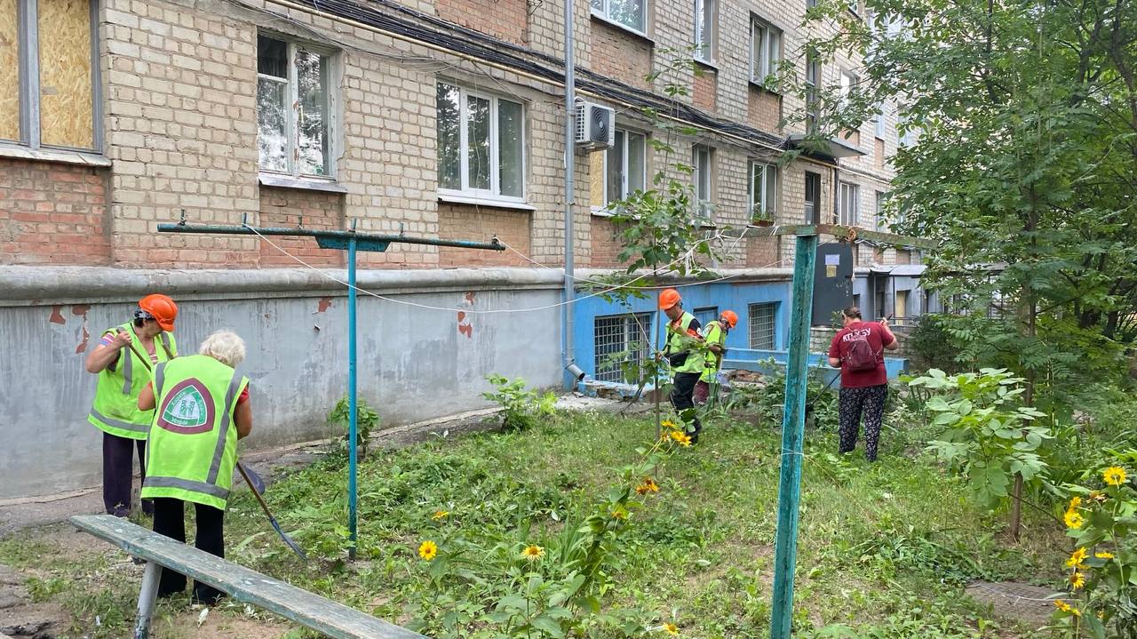 Новини Харкова: комунальники прибирають наслідки нічного обстрілу