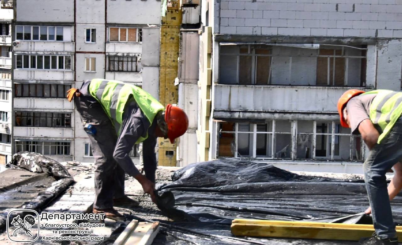 Відновляють постраждалий будинок міста комунальники: Новини Харкова
