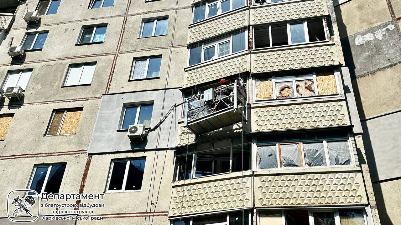 Відновляють постраждалий будинок міста комунальники: Новини Харкова