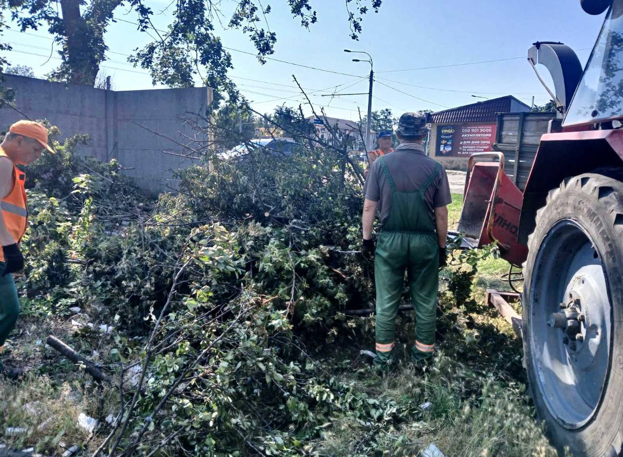 У Харкові ремонтують дитячі майданчики та подрібнюють гілля після прибирання