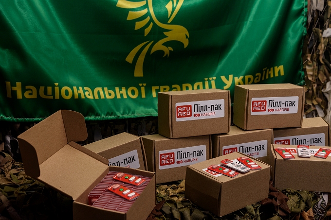 Слобожанські гвардійці отримали 1000 бойових аптечок у новому пакуванні