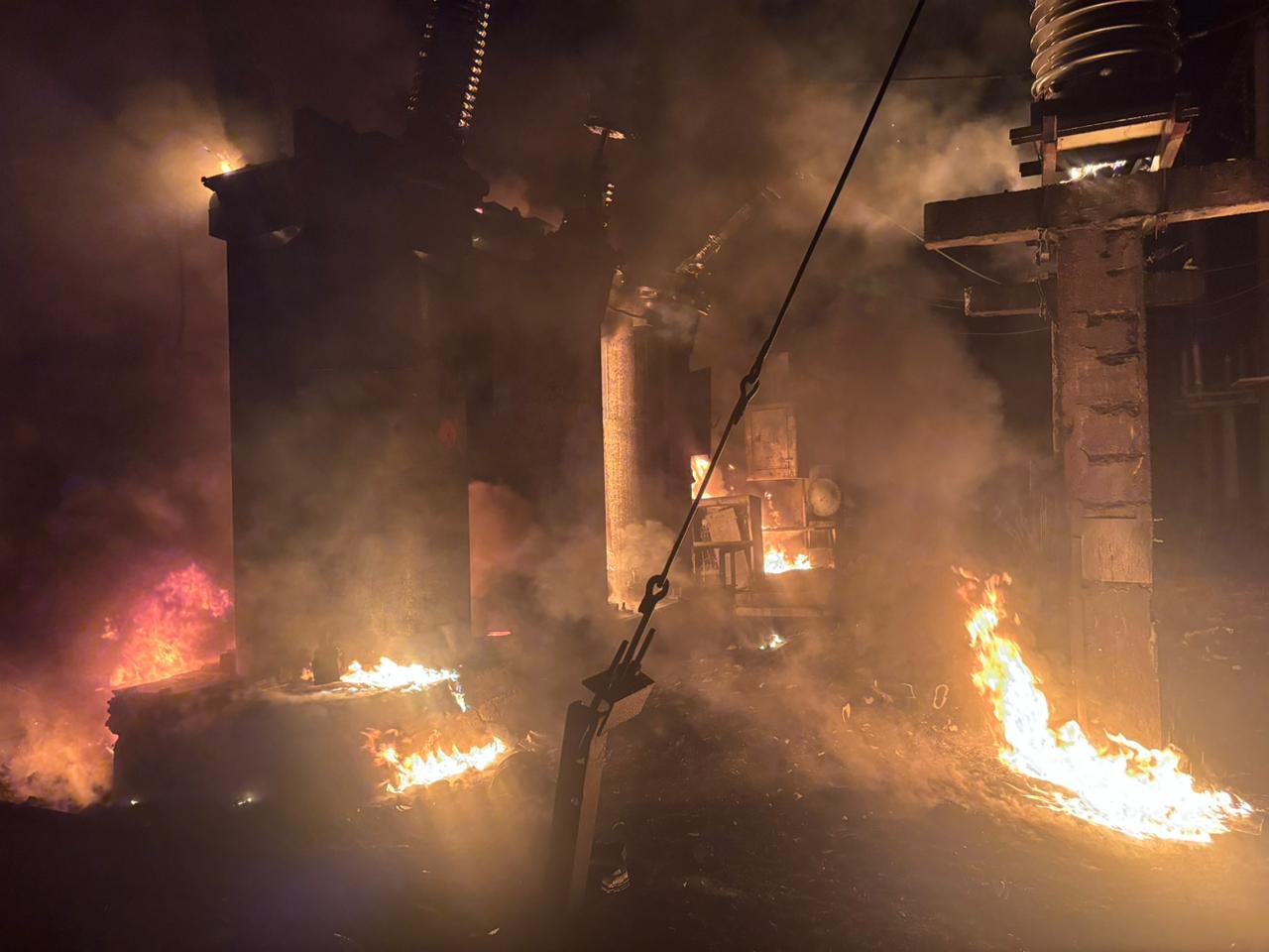Вночі в результаті ворожих обстрілів значна частина Ізюмського району залишилась без електроенергії, місто Ізюм відповідно теж залишилось знеструмленим. ➡️Станом на зараз енергетики виконують роботи по відновленню живлення в громаді, частково є результати, водопостачання і водовідведення в місті вже працює від основного електропостачання . Дякуємо і віримо в краще! Сайт (https://city-izyum.gov.ua/) | Facebook (https://www.facebook.com/groups/1710567215837001) | Instagram (https://www.instagram.com/izyum_officialll/) | Telegram (https://t.me/izyum_official)
