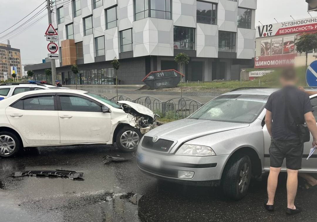 Постраждали дві жінки під час зіткнення автівок Skoda та Toyota на магістралі: Новини Харкова