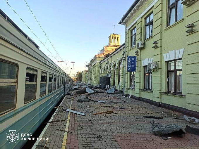 Атака дронів на Лозову: зруйновані вокзал і депо, є загиблий та поранені