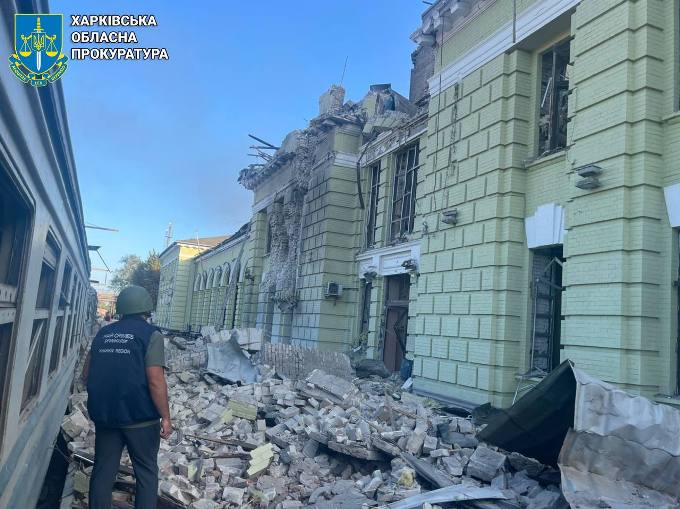 Атака дронів на Лозову: зруйновані вокзал і депо, є загиблий та поранені