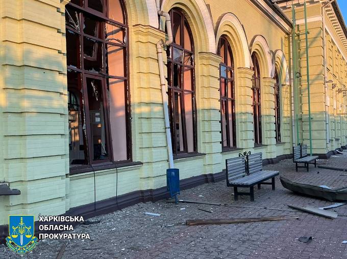 Атака дронів на Лозову: зруйновані вокзал і депо, є загиблий та поранені