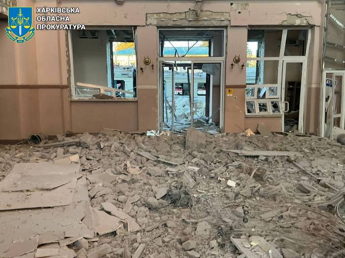 Атака дронів на Лозову: зруйновані вокзал і депо, є загиблий та поранені