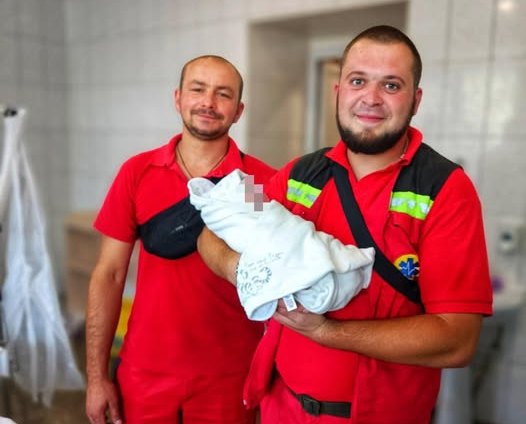 На Харківщині у кареті “швидкої” народилася дівчинка