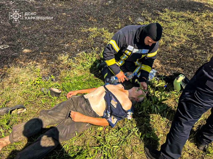 Новини Харкова: Рятувальники врятували чоловіка під час пожежі в екосистемі