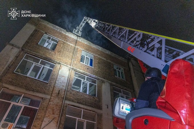 Ворожий БпЛА влучив по офісній будівлі у Харкові
