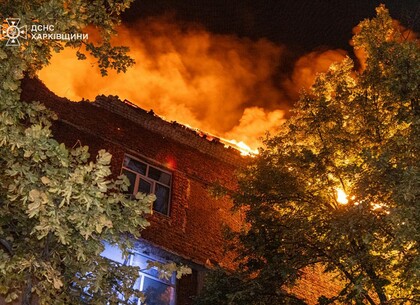 Нічна атака на Харків: у Салтівському районі горіла офісна будівля (відео, фото)