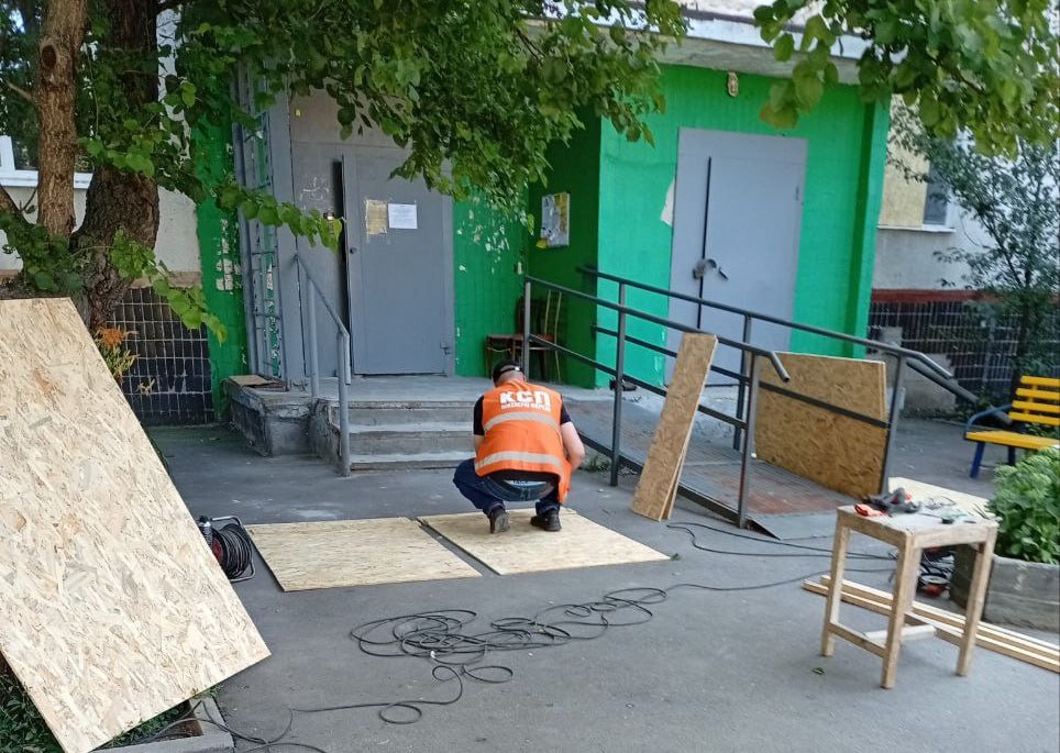 Комунальники Харкова відремонтували понад 100 домофонів за тиждень