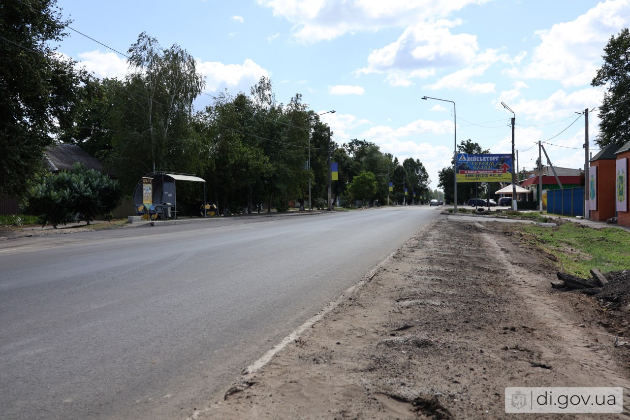 На дорогах Дергачівщини замінили асфальт на найбільш проблемних відрізках