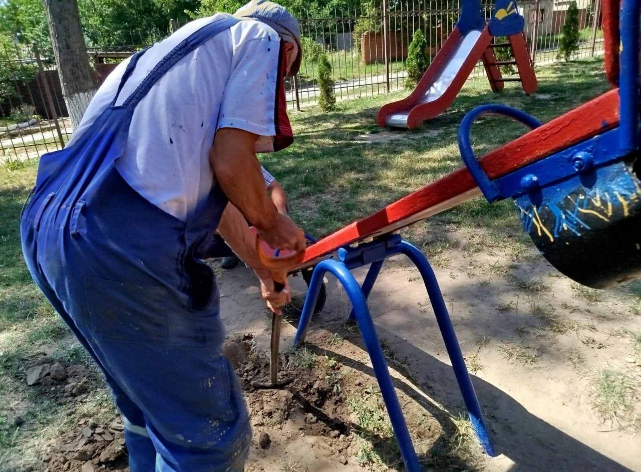 Відновили сотні елементів дитячих майданчиків міста комунальнки: Новини Харкова