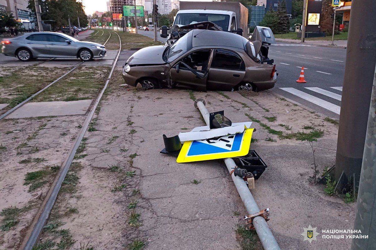 Потрапила до лікарні водійка Daewoo Lanos післі зіткнення з Peugeot: Новини Харкова