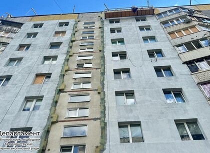 У Харкові на вулиці Леся Сердюка триває відновлення житлового будинку (фото)