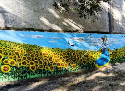 Харківські комунальники прикрасили подвір’я патріотичними малюнками (фото)