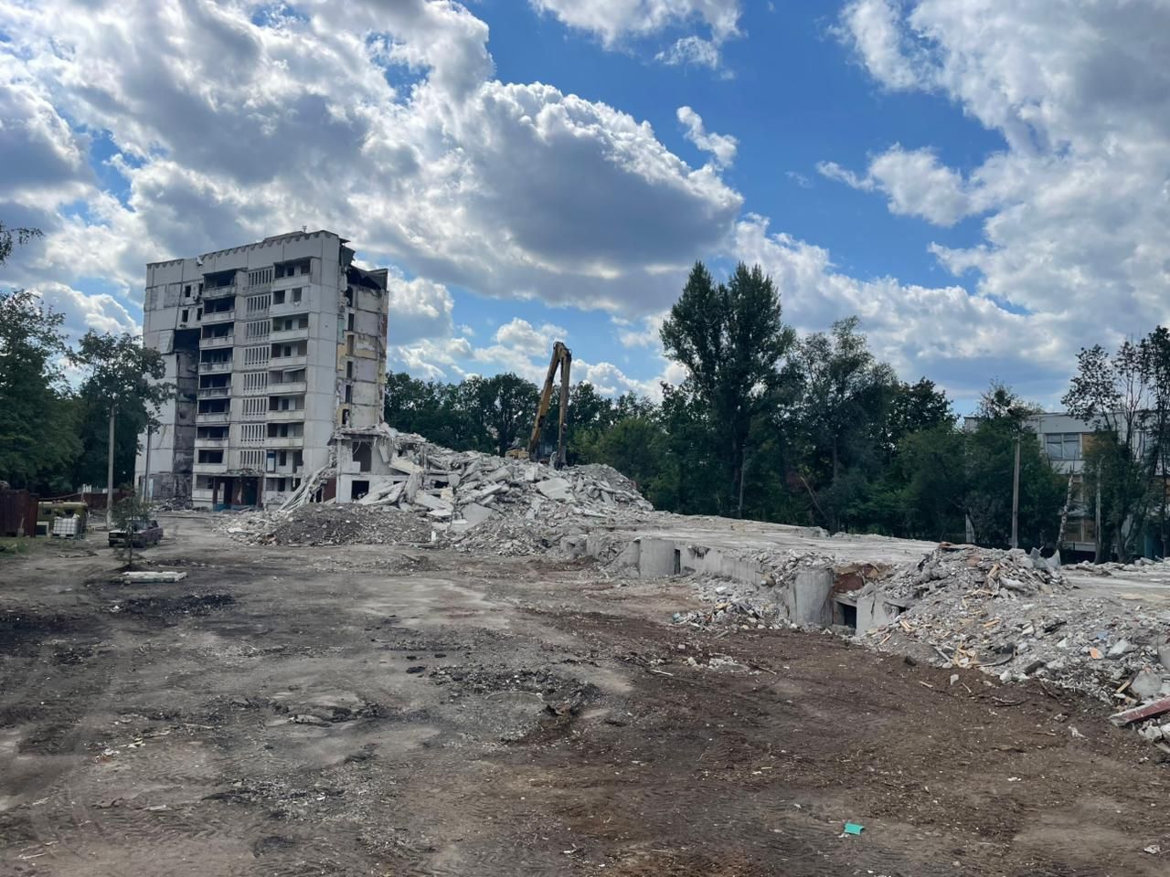 Зносять два постраждалих від обстрілів будинки у місті: Новини Харкова