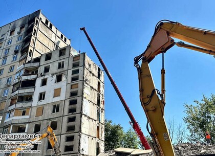 У Харкові демонтують частину багатоповерхівки, пошкодженої минулого року