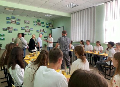 У підземній школі Харкова відкрили новий кабінет-лабораторію та презентували фотовиставку
