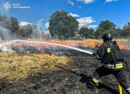 У Харківській області виникла масштабна пожежа через ворожий обстріл