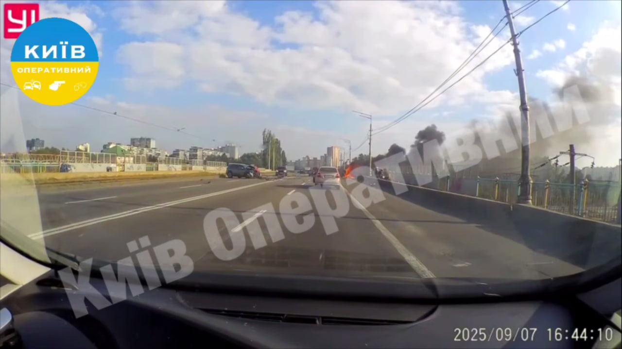 Сталася смертельна автотроща з вибухом у Києві  Audi та Nissan